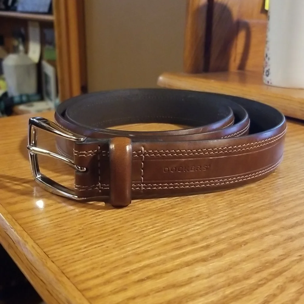 Dockers brown leather belt size 40 NWOT, unisex